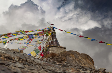 Flagi modlitewne, Annapurna Base Camp, Nepal, Himalaje - obrazy, fototapety, plakaty