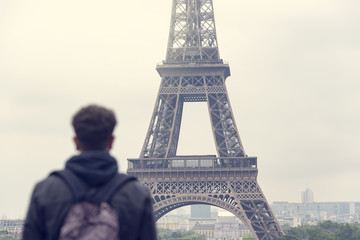 Fototapeta na wymiar Tourist in front of Eiffel Tower in the evening in Paris