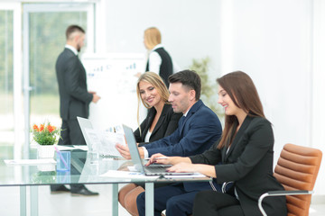 Manager of the company holds a working meeting before the busine