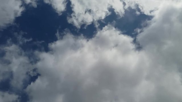 strahlend blauer Fr&uuml;hlingshimmel mit wei&szlig;en Wolken 