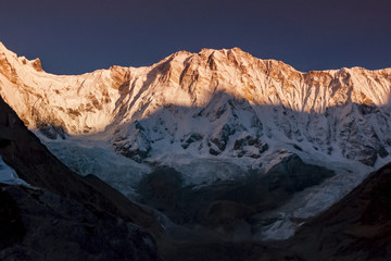 Fototapeta na wymiar Wschód słońca, Południowa ściana Annapurny., Himalaje, Nepal