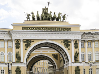 Obraz premium SAINT PETERSBURG, RUSSIA - August 13, 2016: The Arch of the General Staff in the Palace Square, symbol of Saint Petersburg.