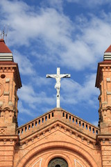 Tímpano, Iglesia Parroquial de San Lorenzo. Yolombó, Antioquia, Colombia.