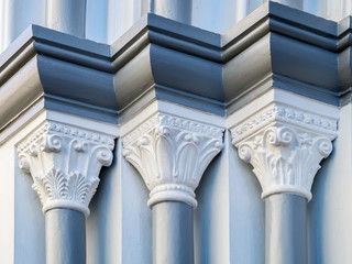 Edle Stucksäulen-Detailaufnahme in grau-weiss