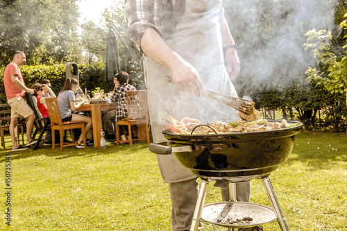 "Grillparty im Garten" Stockfotos und lizenzfreie Bilder auf Fotolia