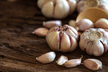 Close up the garlic bulb in bowl on wooden table
