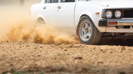 Abwaschbare Fototapete Motorsport Retro-Rallye-Auto, das auf Feldweg dreht