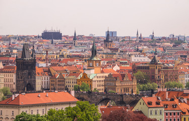 Fototapeta na wymiar Красные черепичные крыши в старинном европейском городе Прага