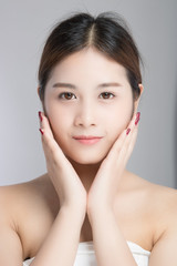 Obraz na płótnie Canvas attractive beautiful asian woman skin care on white background