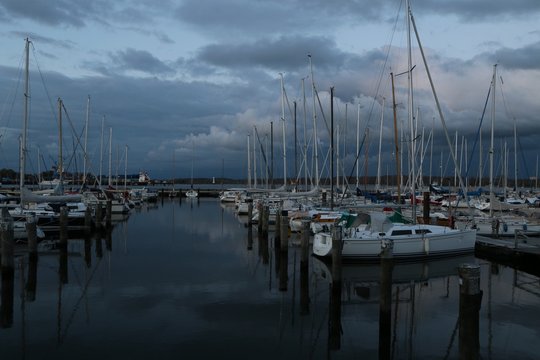 Yachthafen in Kiel Friedrichsort zur blauen Stunde mit angestrahlten Wolken