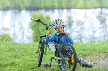Fototapeta premium stolzer junger Biker mit seinem Rad in der Natur