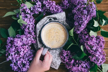 Papier Peint photo Lavable Lilas Tasse à café, cappuccino sur fond de lilas, table en bois