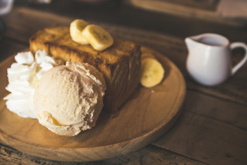 Honey toast whit ice cream.