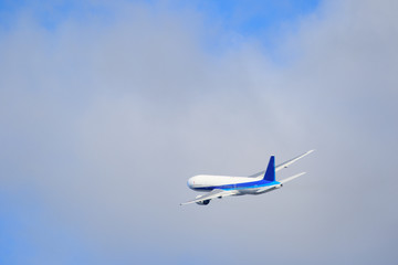 飛行機と青空