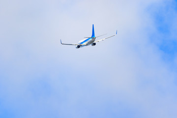 飛行機と青空
