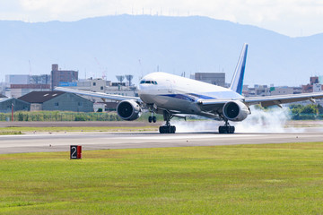 飛行機の着陸 -大阪国際空港-