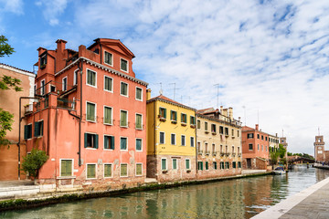 Fototapeta na wymiar colorful houses on the canal in Venice, italy