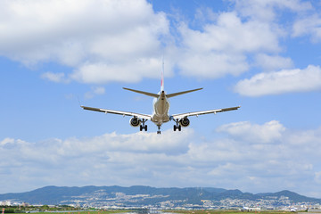 Fototapeta na wymiar 飛行機の着陸 -大阪国際空港-