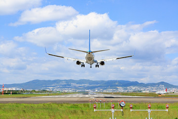 Fototapeta na wymiar 飛行機の着陸 -大阪国際空港-