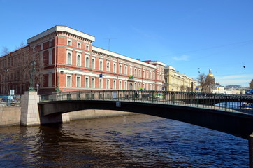 Obraz premium View of the Krasnoflotsky Bridge and the Central Naval Museum. River Moyka, St. Petersburg