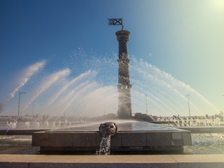 Naklejka premium Fountain with a Tower and a Flag in St. Petersburg