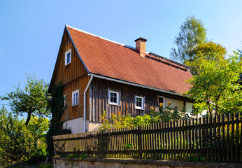 Fototapeta na wymiar historisches Umgebindehaus, Hinterhermsdorf, Landkreis Sächsische Schweiz-Osterzgebirge, Sachsen, Deutschland