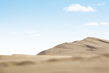 Fototapeta na wymiar désert sable dune ciel bleu chaleur réchauffement marcher paysage
