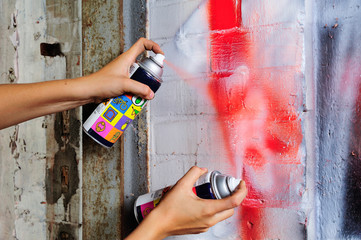 Mädchen, 15 Jahre, mit Farbspraydose, Graffiti