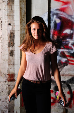 M&auml;dchen, 15 Jahre, mit Farbspraydose, Graffiti