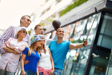 Obraz premium Friends making selfies with mobile phone