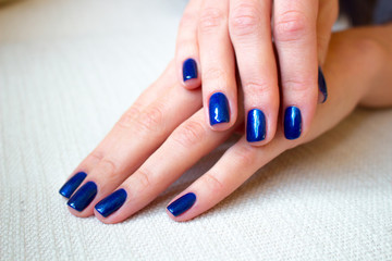 Obraz na płótnie Canvas Female hands with bright blue manicure 