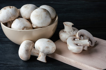 Fresh raw champignons