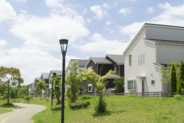 新築分譲住宅街と提供公園