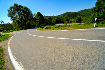 Stra&szlig;e mit steiler 180 Grad Serpentinkurve