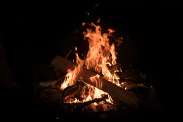 Photo sur Aluminium Flamme feu camp flamme chaleur réchauffer cheminé bois brûler réchauffer hiver camper camping