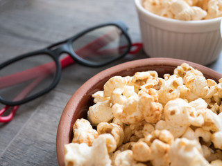 Poporn in bowls with a 3d glasses
