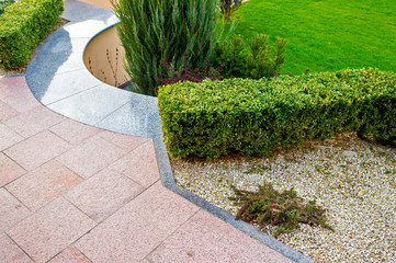Obraz premium Bushes and plants in a flowerbed in landscape design
