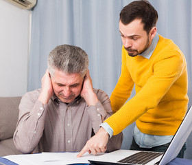 Obraz premium Adult father and son discuss contract