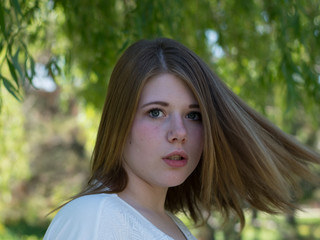 Naklejka premium girl turned frightened, was surprised in the park, the blonde's light shock