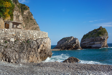 Fototapeta na wymiar Каменистый пляж на острове Святого Николая. Черногория.