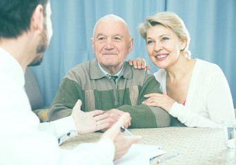 Pensioner and daughter with social employee
