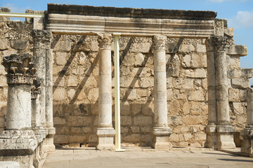 Obraz premium remains of Capernaum synagogue on the Sea of Galilee, Capernaum, Israel