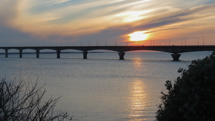 Fototapeta na wymiar Charente-Maritime - La Rochelle - Coucher de soleil sur le Pont de l'ile de Ré