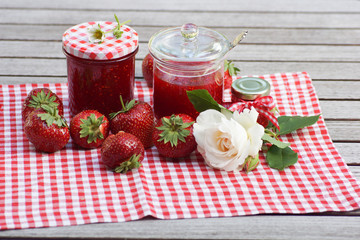 sommerliches Stillleben mit Erdbeeren, Blumen und Marmelade
