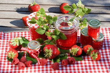 sommerliches Stillleben mit Erdbeeren, Blumen und Marmelade