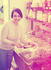 Obraz premium woman choosing cereals