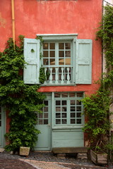 facciata con finestre colorate