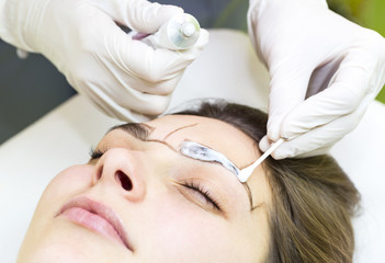 Obraz na płótnie Canvas Mikrobleyding eyebrows workflow in a beauty salon 