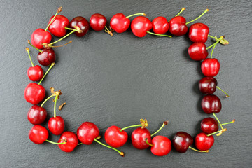 Kirschen auf einer Schieferplatte mit Textfreifeld