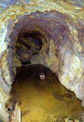 Jaskinia w kopalni, zalana wodą - obrazy, fototapety, plakaty